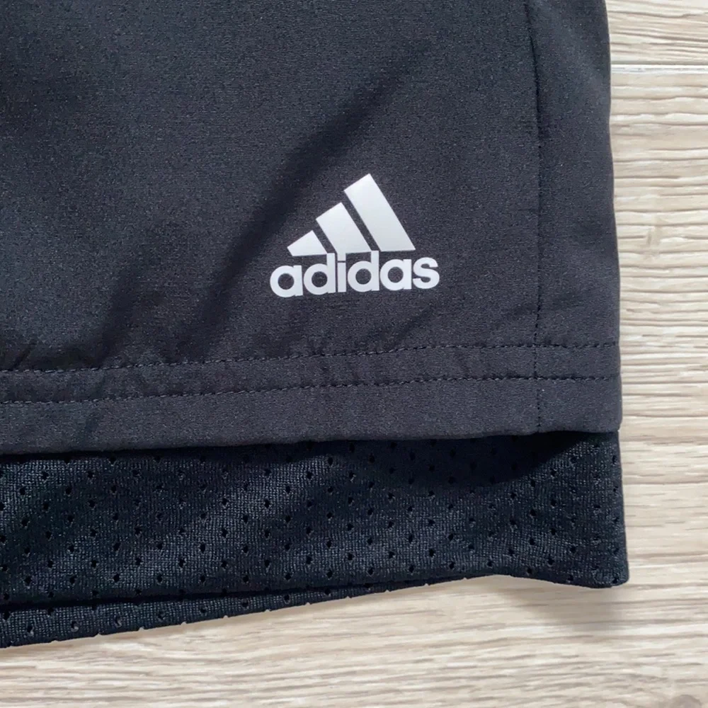 Women’s Adidas Shorts Size Small - Picture 3 of 6